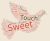 Sweet Touch Trio : logo avec un oiseau clair sur lequel est écrit Sweet Touch trio en plusieurs tailles et couleurs